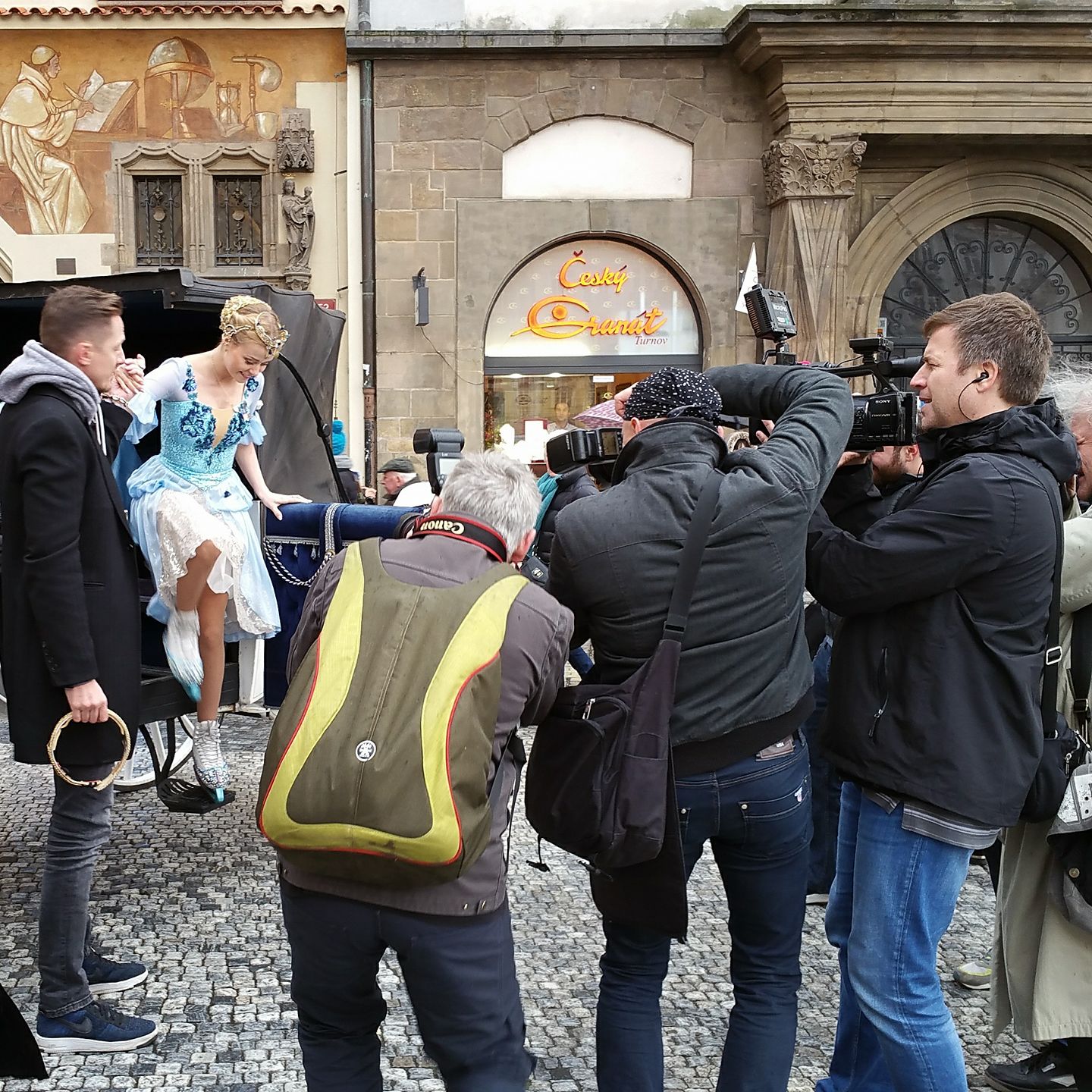 Thumbnail # Jízda v kočáře po Staroměstském náměstí odstartovala turné  muzikálu na ledě Popelka